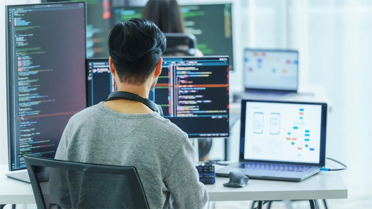 Giai đoạn đầu tiên bạn cần hiểu cách máy tính hoạt động và tư duy lập trình cơ bản.