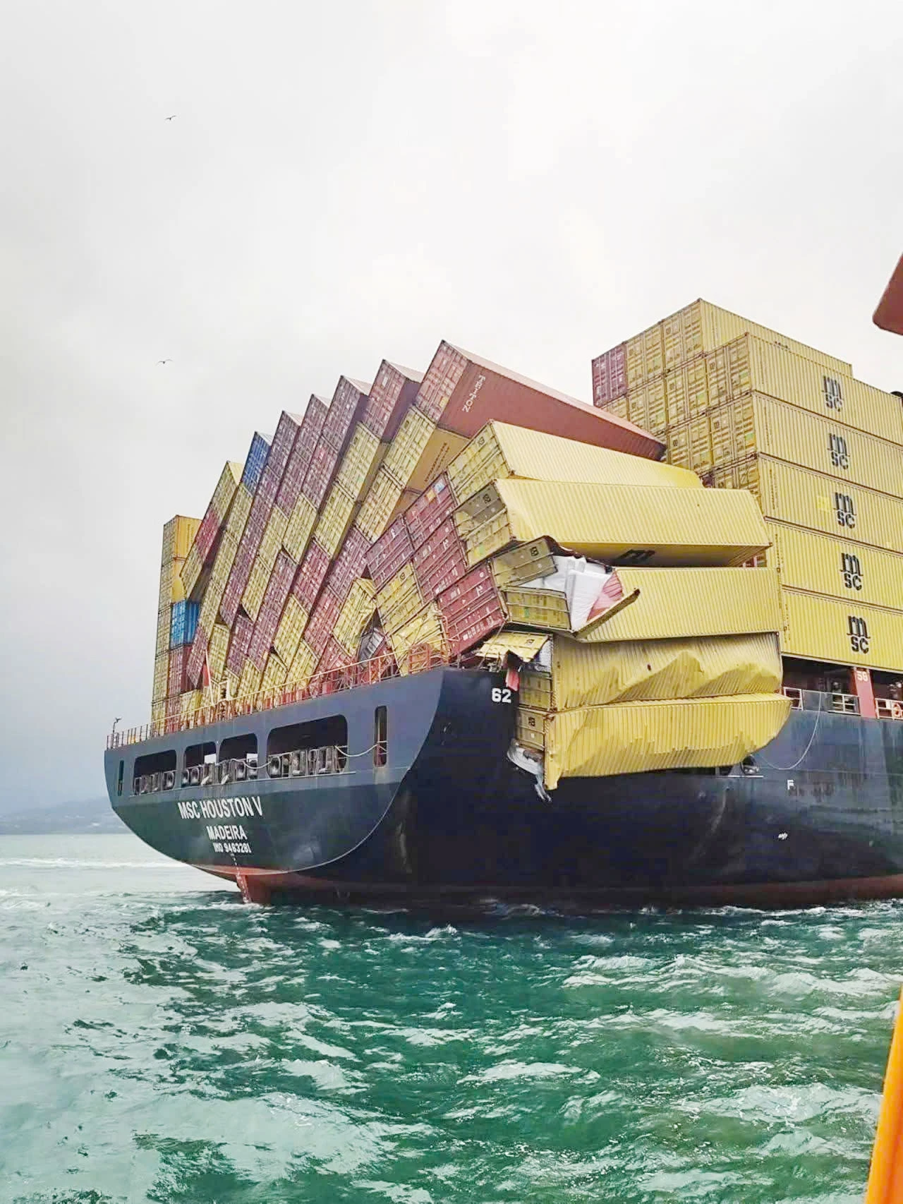 Tầu chở hàng bị lật sau khi cơn bão quét